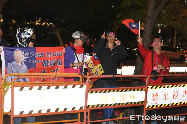 ▲▼高雄市長韓國瑜支持者在三立公司外搖旗。（圖／記者林敬旻攝）