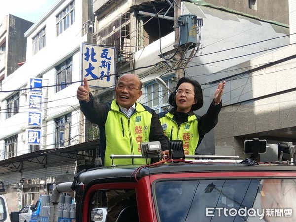 ▲民進黨新北市長候選人蘇貞昌、立委蘇巧慧掃街拜票。（圖／記者蔣婕妤攝）
