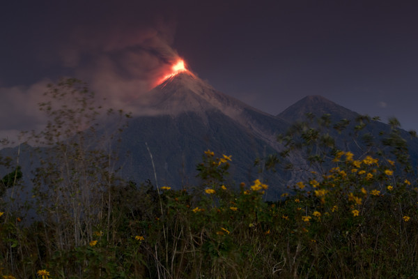▲▼瓜地馬拉火峰火山11月爆發。（圖／達志影像／美聯社）