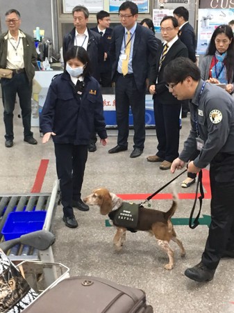 ▲▼農委會副主任委員李退之今日赴金門視察旅客經由小三通入境之通關檢疫作業。（圖／防檢局提供）