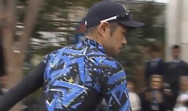 鈴木一朗身穿運動衣與棒球帽驚喜登場，親自將禮物送給岩瀬仁紀後，不發一語快閃離場。（翻攝自推特）