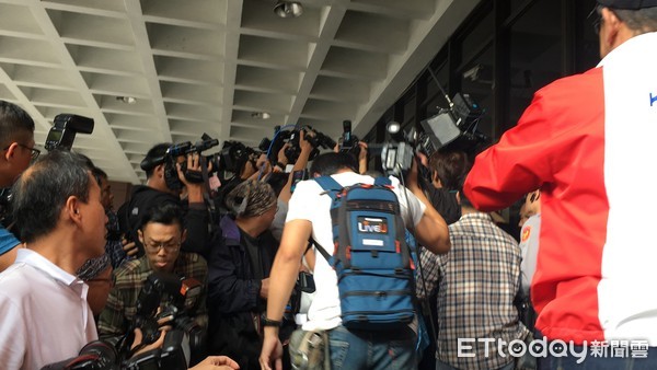 ▲▼韓國瑜在律師陪同下赴台北地檢署提告，現場媒體、民眾塞爆，衝突不斷。（圖／記者楊佩琪攝）