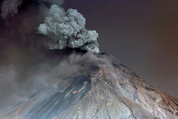 ▲▼瓜地馬拉火峰火山11月爆發。（圖／路透社）