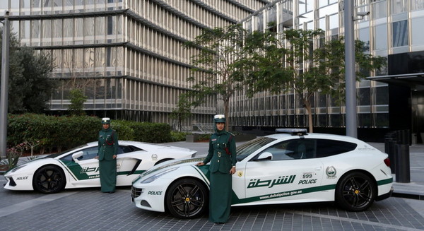車庫打開都是法拉利、藍寶堅尼超跑　史上最豪華警車車隊在杜拜（圖／翻攝自Carscoops）