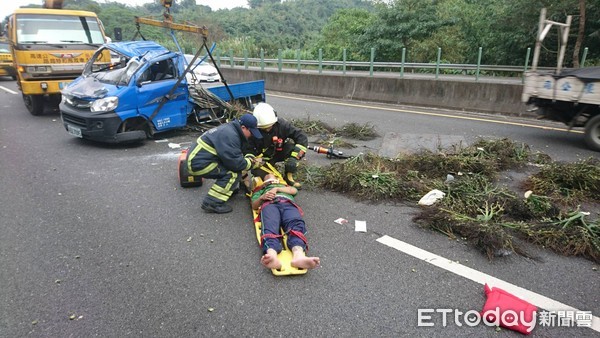 ▲▼國道三號南下282K竹崎中埔段發生嚴重車禍。（圖／記者翁聖勳翻攝，下同）