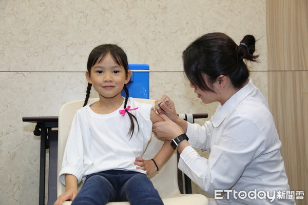 ▲▼防疫醫師小孩示範接種流感疫苗。（圖／疾管署提供）