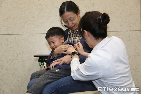 ▲▼防疫醫師小孩示範接種流感疫苗。（圖／疾管署提供）