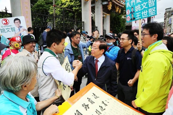 ▲謝長廷簽下兒子、民進黨台北市議員謝維洲發起的「反霸凌、反造假、我站出來」。（圖／翻攝謝維洲臉書）