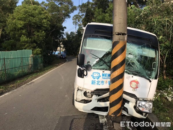 ▲▼  新北市淡水公車撞電線桿。（圖／記者林裕豐攝）