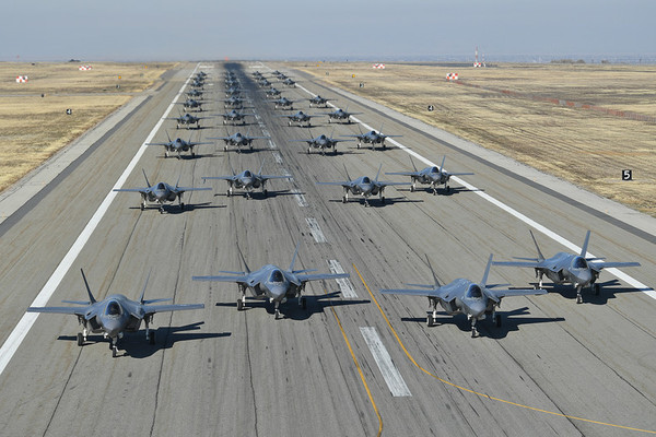 ▲▼35架F-35展示「大象漫步」。（圖／翻攝自美國空軍官網）