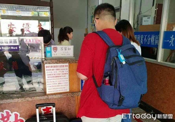 ▲市警六分局女警呂家如，細心熱忱服務，幫找回香港旅客找回遺落在公車的手提包。（圖／記者林悅翻攝）