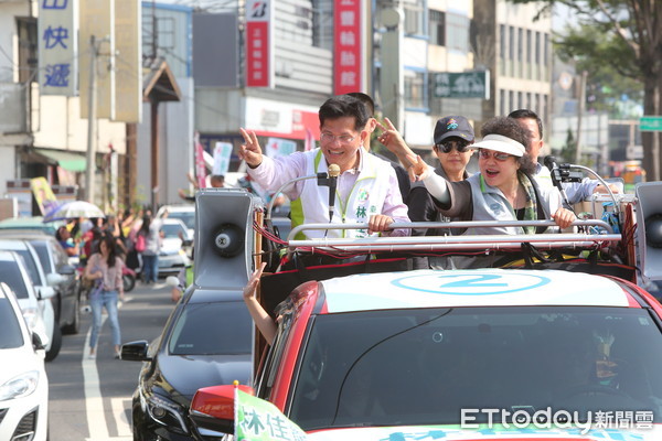 ▲▼陳菊與林佳龍合體車隊拜票。（圖／記者李忠憲攝）