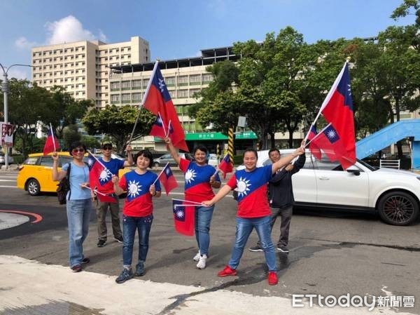 ▲桃園選戰新風景，路口揮國旗呼籲選民踴躍投票。（圖／陳學聖競選總部提供）