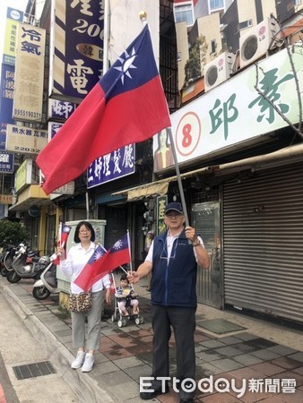 ▲桃園選戰新風景，路口揮國旗呼籲選民踴躍投票。（圖／陳學聖競選總部提供）