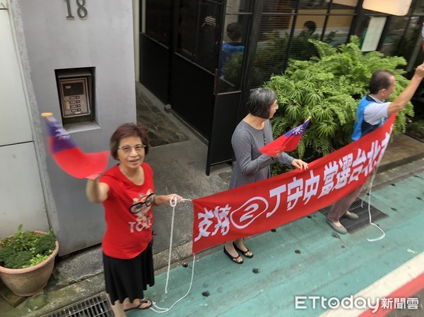 ▲丁守中第一波吉普車隊開跑，大安文山民眾搖旗喊：當選當選當選！。（圖／記者羅婉庭攝）