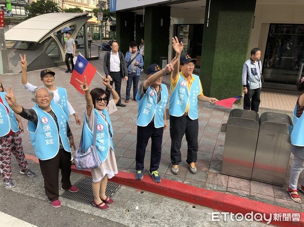 ▲丁守中第一波吉普車隊開跑，大安文山民眾搖旗喊：當選當選當選！。（圖／記者羅婉庭攝）