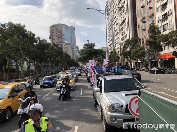 ▲丁守中第一波吉普車隊開跑，大安文山民眾搖旗喊：當選當選當選！。（圖／記者羅婉庭攝）