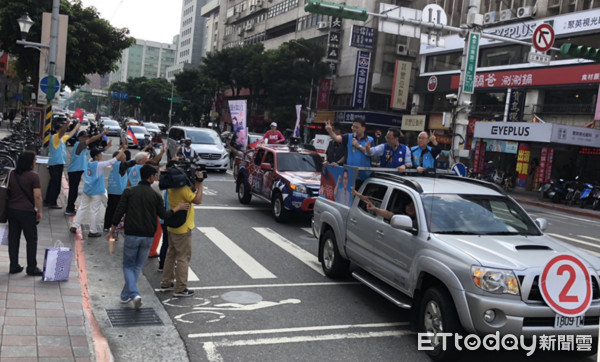 ▲丁守中第一波吉普車隊開跑，大安文山民眾搖旗喊：當選當選當選！。（圖／記者羅婉庭攝）