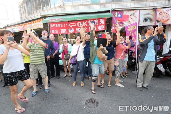 ▲▼韓國瑜競選團隊21日下午到鳳山地區掃街拜票。（圖／記者宋德威攝，下同）