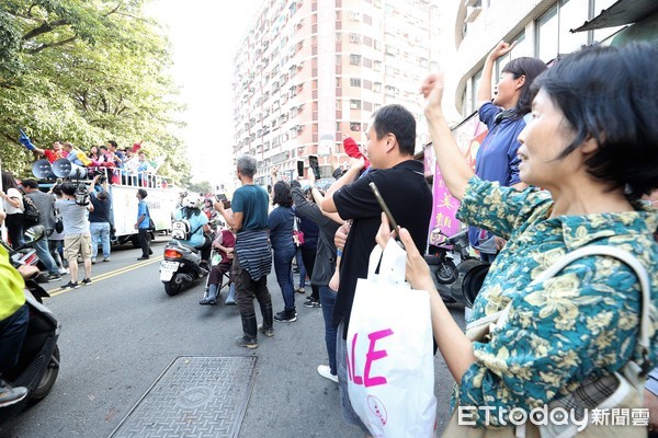 ▲▼韓國瑜競選團隊21日下午到鳳山地區掃街拜票。（圖／記者宋德威攝，下同）