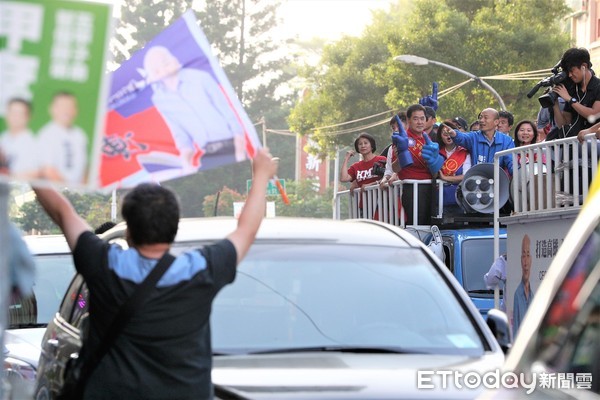 ▲▼韓國瑜競選團隊21日下午到鳳山地區掃街拜票。（圖／記者宋德威攝，下同）