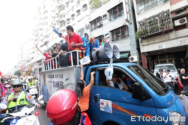 ▲▼韓國瑜競選團隊21日下午到鳳山地區掃街拜票。（圖／記者宋德威攝，下同）