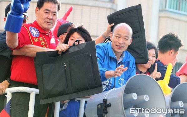 ▲▼韓國瑜競選團隊21日下午到鳳山地區掃街拜票。（圖／記者宋德威攝，下同）