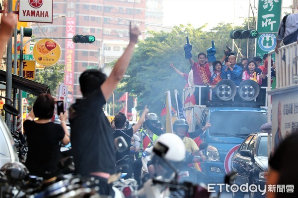 ▲▼韓國瑜競選團隊21日下午到鳳山地區掃街拜票。（圖／記者宋德威攝，下同）