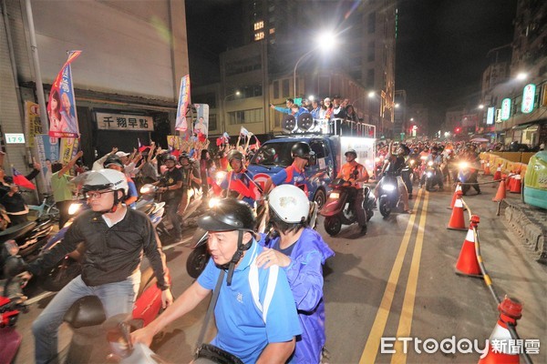 ▲▼韓國瑜競選車隊夜間掃街。（圖／記者宋德威攝，下同）