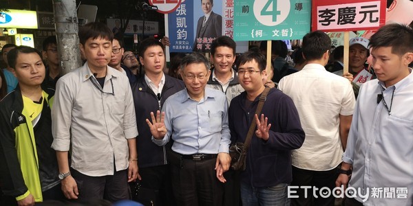 ▲▼台北市長柯文哲臨江夜市掃街。（圖／記者陳家祥攝）