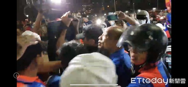 ▲高雄市長國民黨候選人韓國瑜掃街結束，走下宣傳車被韓粉包圍             。（圖／記者呂佳賢攝）