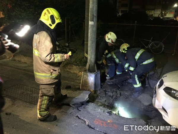 ▲▼高雄發生人孔蓋爆炸，經過清查是台電地下設備出問題點燃沼氣所引起。（圖／記者宋德威翻攝）