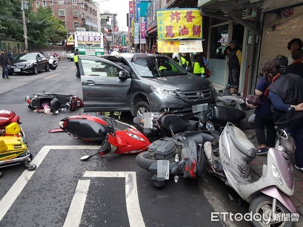 ▲▼五股一台轎車暴衝連環撞，2人輕傷送醫。（圖／記者陳豐德翻攝）