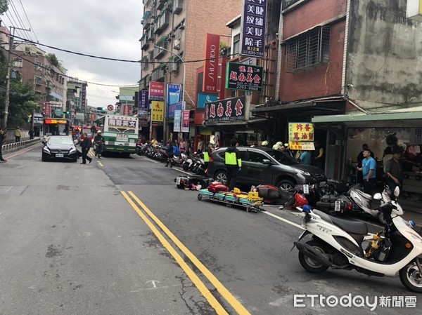 ▲▼五股一台轎車暴衝連環撞，2人輕傷送醫。（圖／記者陳豐德翻攝）