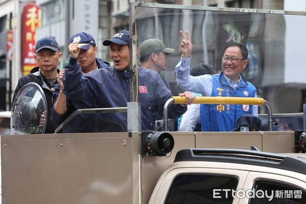 ▲▼丁守中吉普車隊掃街,前總統馬英九陪同台北市長候選人丁守中掃街。（圖／記者季相儒攝）