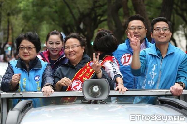 ▲▼丁守中吉普車隊掃街,台北市長候選人丁守中夫人溫子苓及二兒子掃街。（圖／記者季相儒攝）