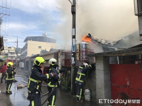 ▲▼台中市太平區驚傳死亡火警，火勢撲滅後在屋內發現一具男性焦屍。（圖／記者陳玉翻攝）