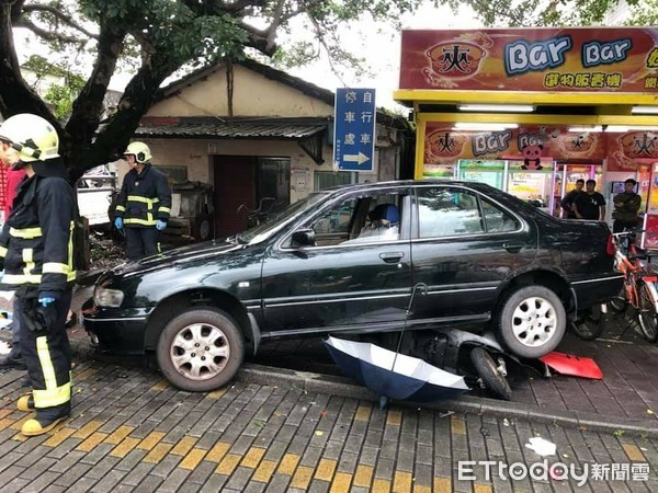 ▲▼林男誤把倒車檔當成前進檔，車尾猛烈衝撞路人與騎士，造成1死3傷慘劇，宜蘭地檢署偵結，依過失致死罪嫌起訴林男。（圖／記者游芳男翻攝，下同）