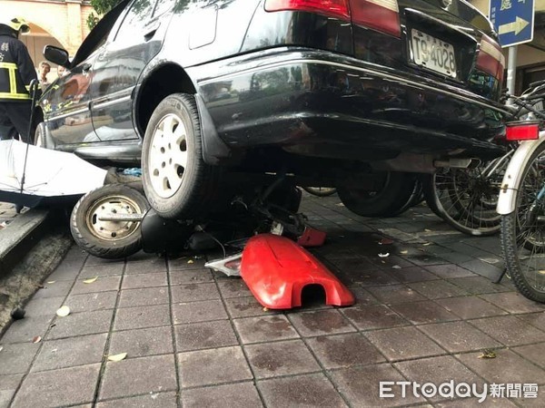 ▲▼林男誤把倒車檔當成前進檔，車尾猛烈衝撞路人與騎士，造成1死3傷慘劇，宜蘭地檢署偵結，依過失致死罪嫌起訴林男。（圖／記者游芳男翻攝，下同）