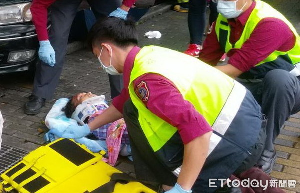 ▲▼林男誤把倒車檔當成前進檔，車尾猛烈衝撞路人與騎士，造成1死3傷慘劇，宜蘭地檢署偵結，依過失致死罪嫌起訴林男。（圖／記者游芳男翻攝，下同）