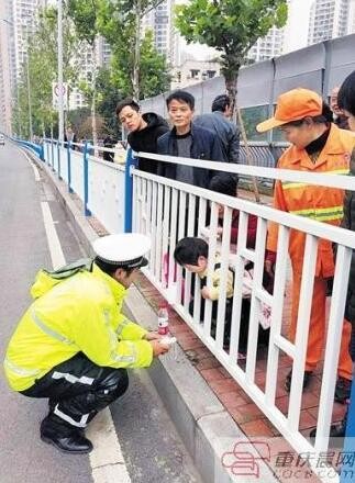 ▲民警用手機播放卡通安慰受困女童（圖／重慶晨報）