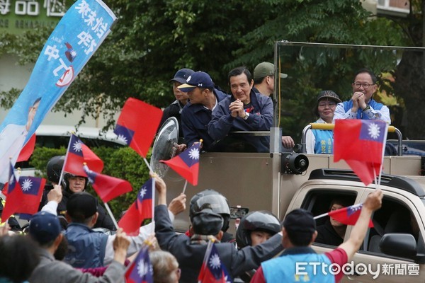 ▲▼丁守中吉普車隊掃街,前總統馬英九陪同台北市長候選人丁守中掃街。（圖／記者季相儒攝）