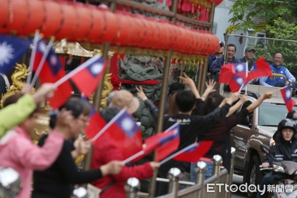 ▲▼丁守中吉普車隊掃街,前總統馬英九陪同台北市長候選人丁守中掃街。（圖／記者季相儒攝）