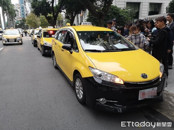 ▲▼小黃計程車集體到交通部陳抗，不滿Uber條款(馬賽克版)。（圖／記者黃克翔攝）