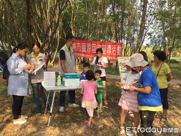 ▲台南市環保局派員前往15個露營區，向露營民眾宣導資源回收。（圖／記者林悅翻攝）