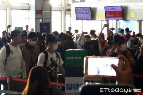 ▲▼EXO六名成員SUHO、XIUMIN、D.O.、KAI 、CHEN、伯賢從小港機場返回韓國。（圖／娛樂中心攝）