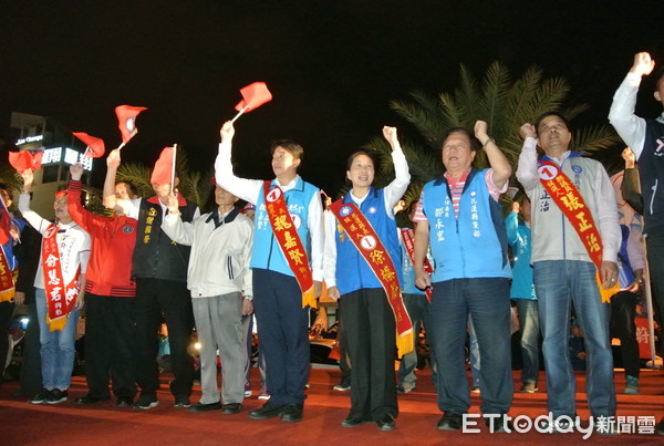 ▲花蓮人團結遊行破萬人！　徐榛蔚「正港的英雄」唱哭選民。（圖／徐榛蔚辦公室提供）