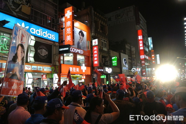 ▲花蓮人團結遊行破萬人！　徐榛蔚「正港的英雄」唱哭選民。（圖／徐榛蔚辦公室提供）