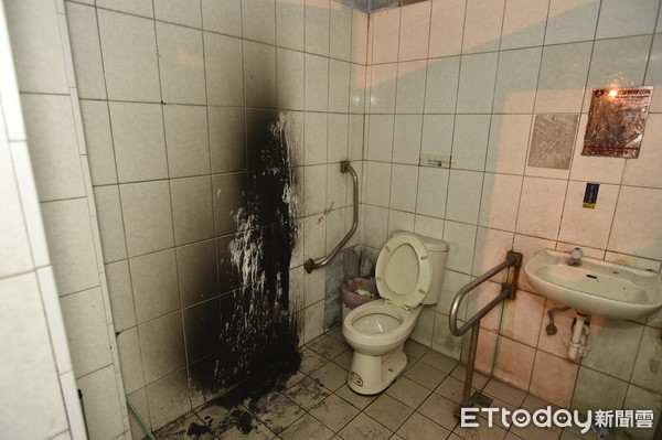 ▲殘障廁所的衛生紙架起火造成牆壁整個被燒黑             。（圖／記者洪正達攝）