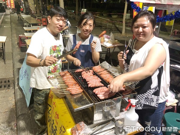 ▲▼選前造勢晚會現場，22日白天就陸續有韓粉與攤商占位子；一位特別南下高雄現場的邱姓小姐，專程與朋友一同來參予，不僅擁有天使臉孔魔鬼身材，大方健談的她，也主動與提早到場卡位的叔叔伯伯們聊天，也讓現場《搖滾區》守夜的韓粉們士氣大增。（圖／記者宋德威攝，下同）